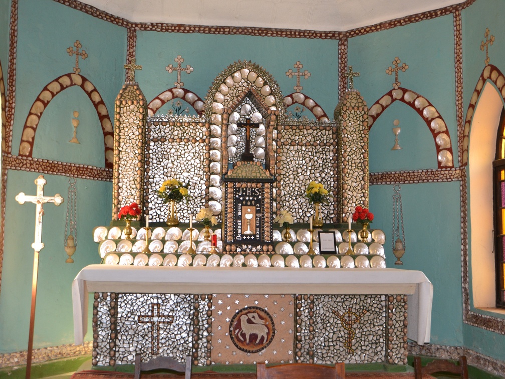 Een altaar helemaal versierd met schelpen.