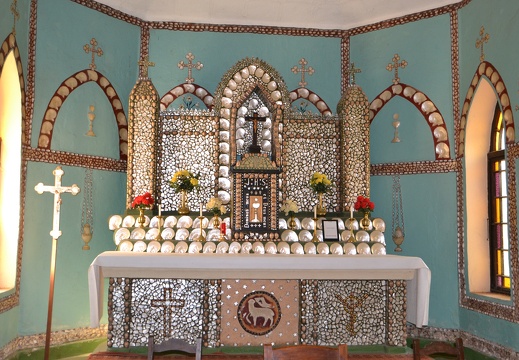 Een altaar helemaal versierd met schelpen.