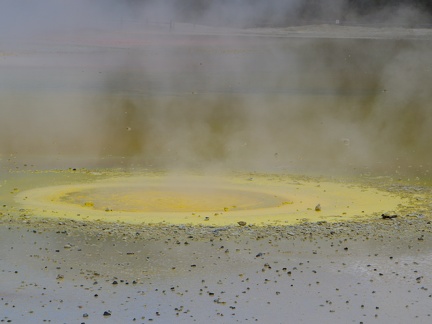 Groen-geel = sulphur/arsenic