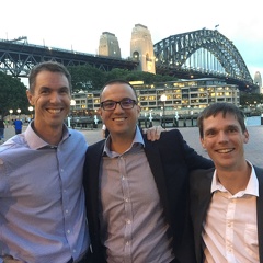 Aan Sydney Harbour Bridge met het team.