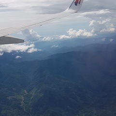 Terug van Sandakan naar KK over de ongerepte jungle met Malaysia Airlines.