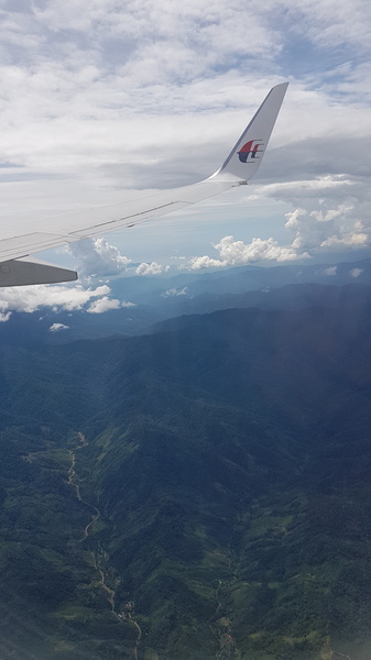 Terug van Sandakan naar KK over de ongerepte jungle met Malaysia Airlines.