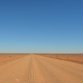 Gravel road en rood zand.