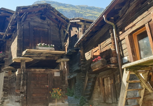 Historische gebouwen in het centrum van Zermatt - op stelten tegen ongedierte.