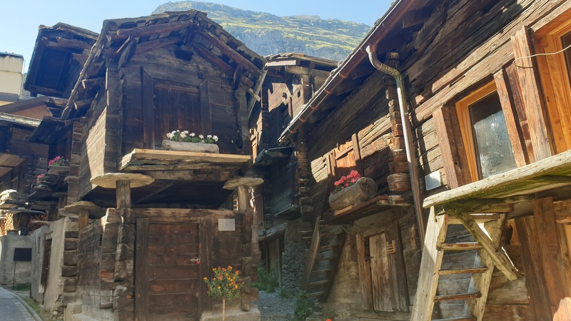 Historische gebouwen in het centrum van Zermatt - op stelten tegen ongedierte.