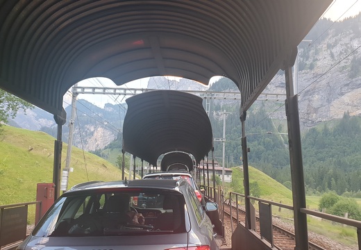 Onverwachte 'hindernis' op weg naar Zermatt - een autotrein.