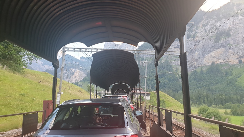 Onverwachte 'hindernis' op weg naar Zermatt - een autotrein.