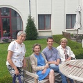 Poseren op en naast een bankje met mama, tante Yvette en tante Lena.