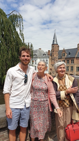 Met tante Lena en mama op trot in Brugge.