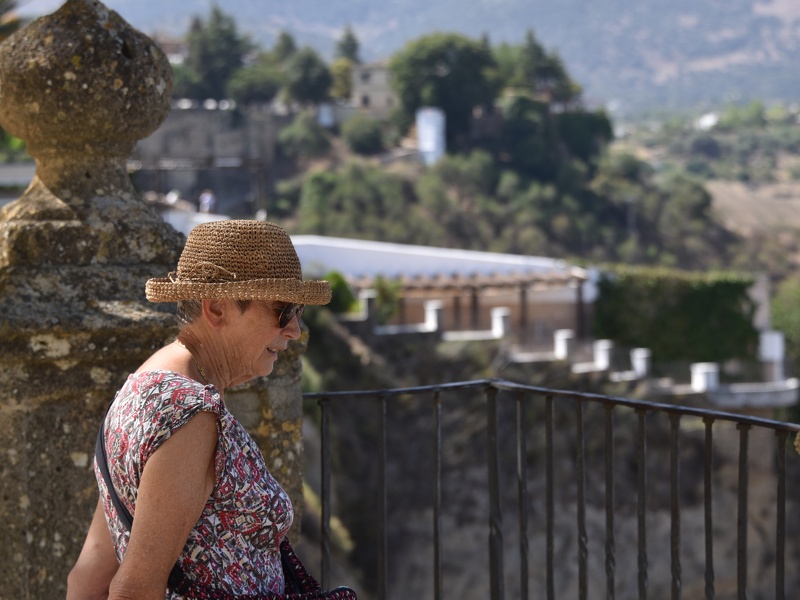 Mama geniet van het uitzicht hoog op de heuvels in Ronda.