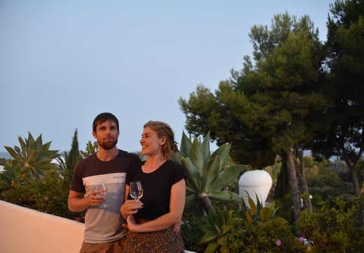 Een glas wijn op het terras na een mooie Spaanse dag.