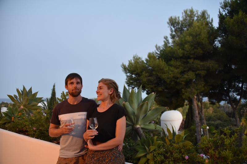 Een glas wijn op het terras na een mooie Spaanse dag.