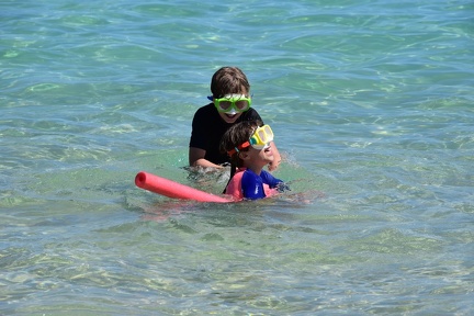 De kinderen gebruikten de waternoedels meer als zwaard dan als drijfmiddel bij het snorkelen...