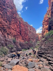 Het was een relatief koele dag voor onze trektocht diep voorbij het toeristisch bereikbaar deel van Karijini.