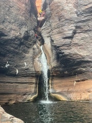 We rapellen naar de waterval, waar we vervolgens afgleden als van een glijbaan - met een 5m hoge val op het einde.