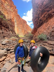 Edward en Charlize tijdens onze avontuurlijke expeditie diep in Karijini's canyons.